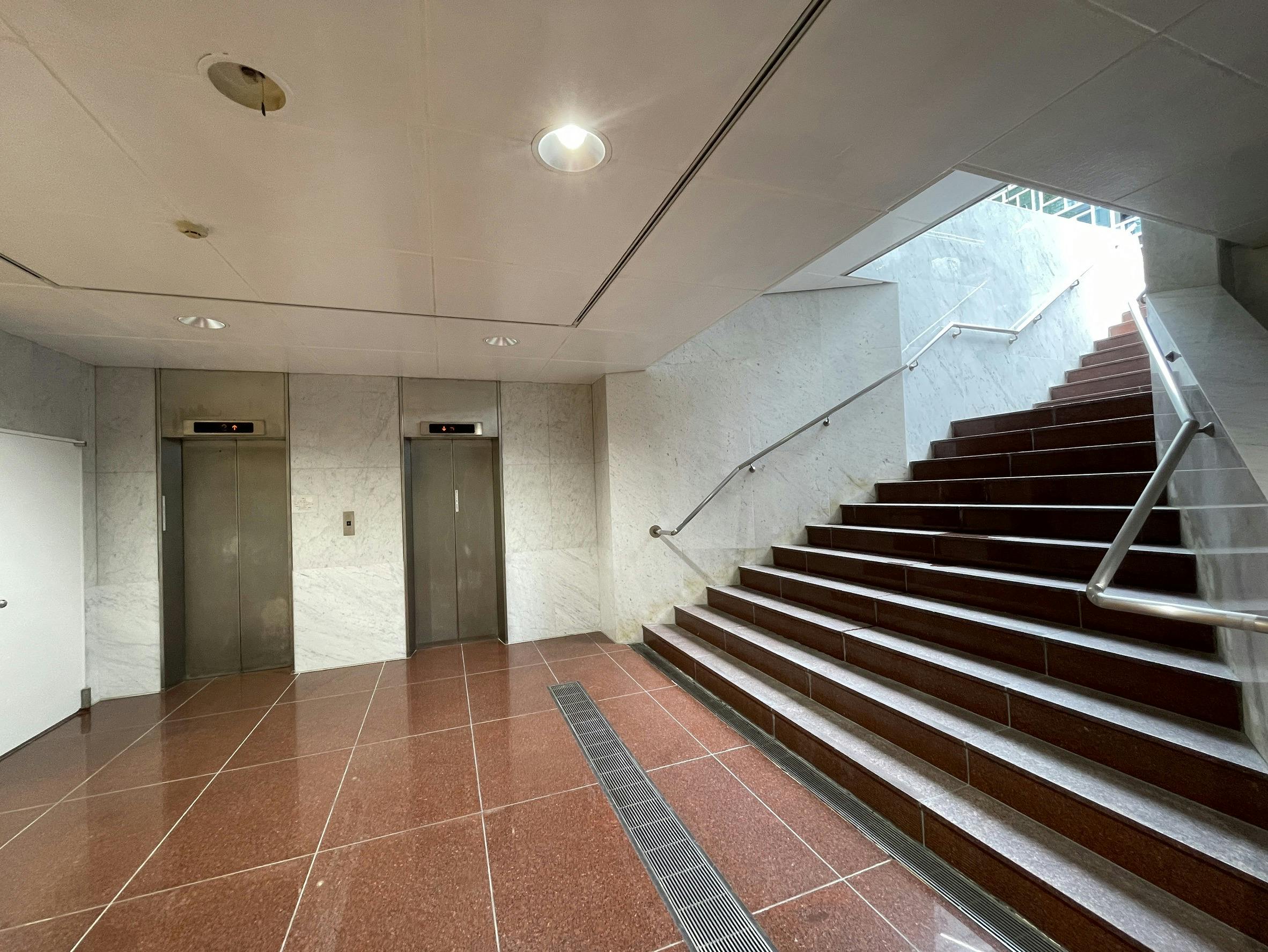 【表参道駅2分】パーティーやセミナーに適した白を基調とした明るい雰囲気な貸切スペース