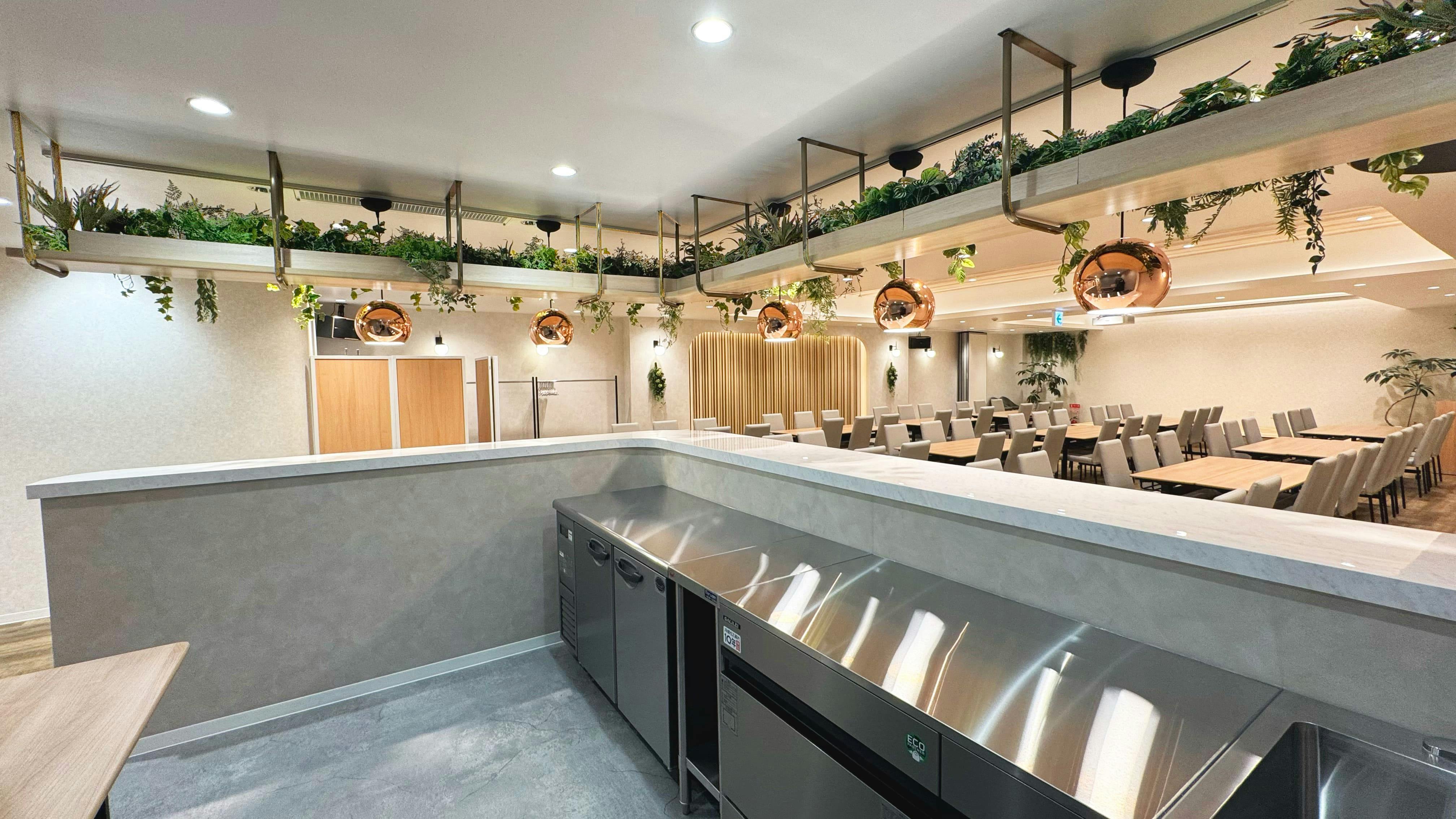 【表参道駅2分】パーティーやセミナーに適した白を基調とした明るい雰囲気な貸切スペース