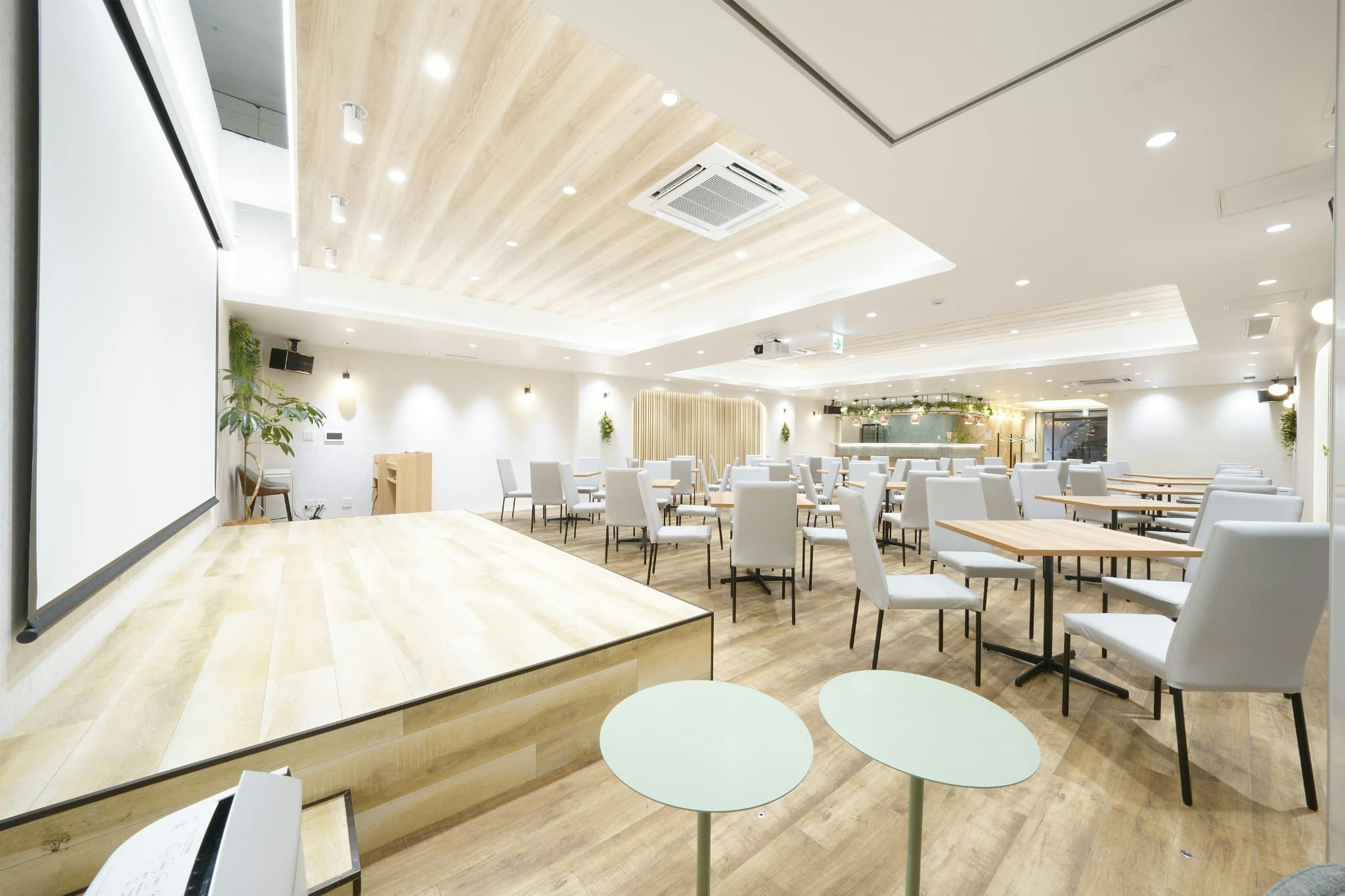 【表参道駅2分】パーティーやセミナーに適した白を基調とした明るい雰囲気な貸切スペース
