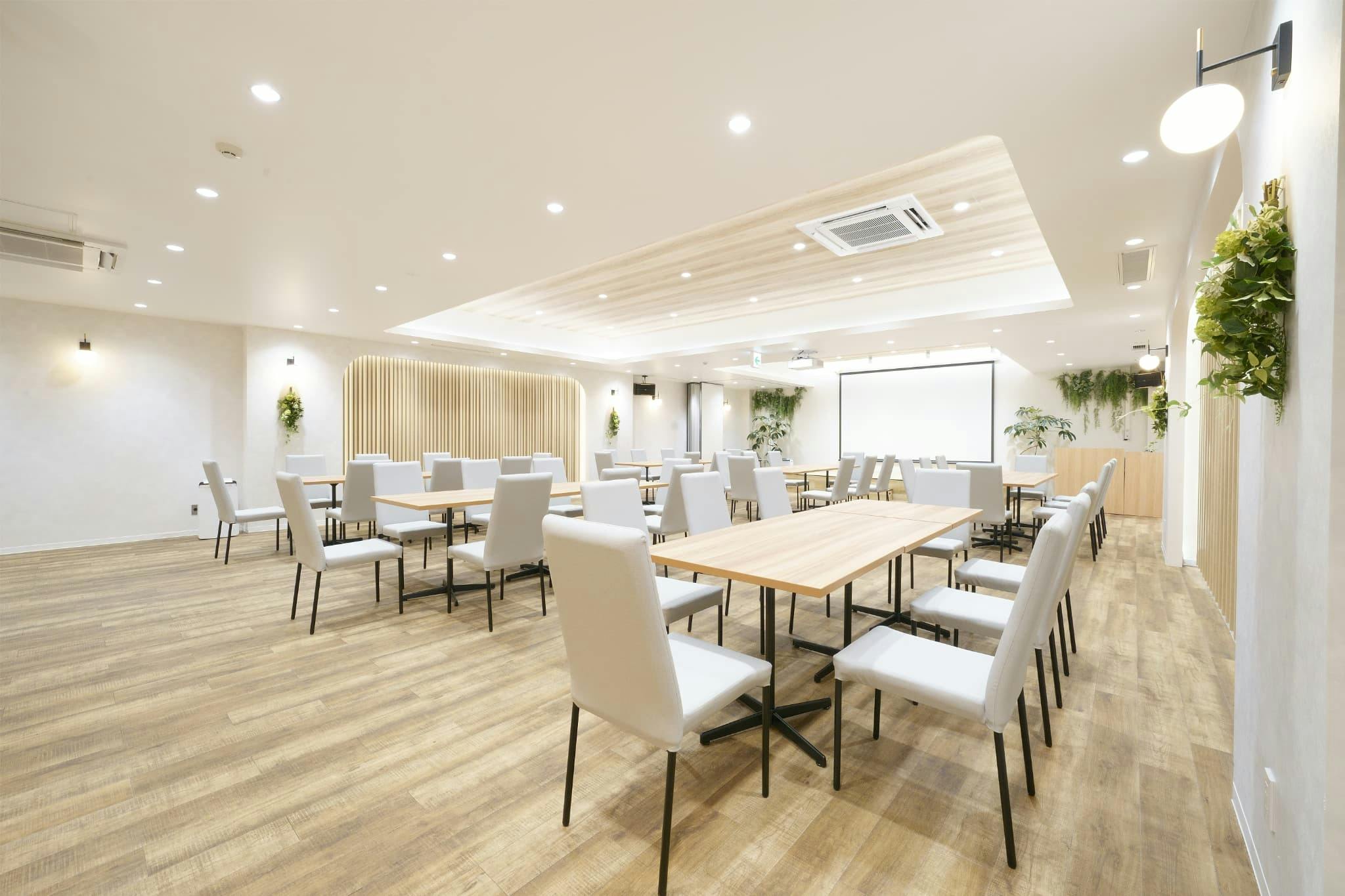 【表参道駅2分】パーティーやセミナーに適した白を基調とした明るい雰囲気な貸切スペース