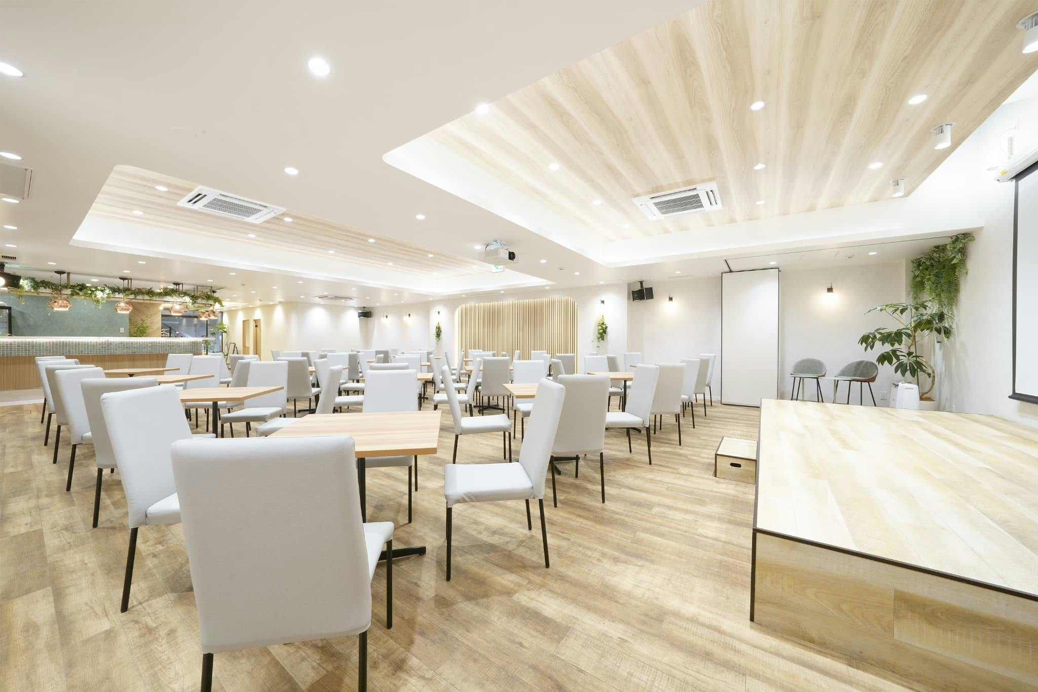 【表参道駅２分】パーティーやセミナーに適した白を基調とした明るい雰囲気な貸切スペース