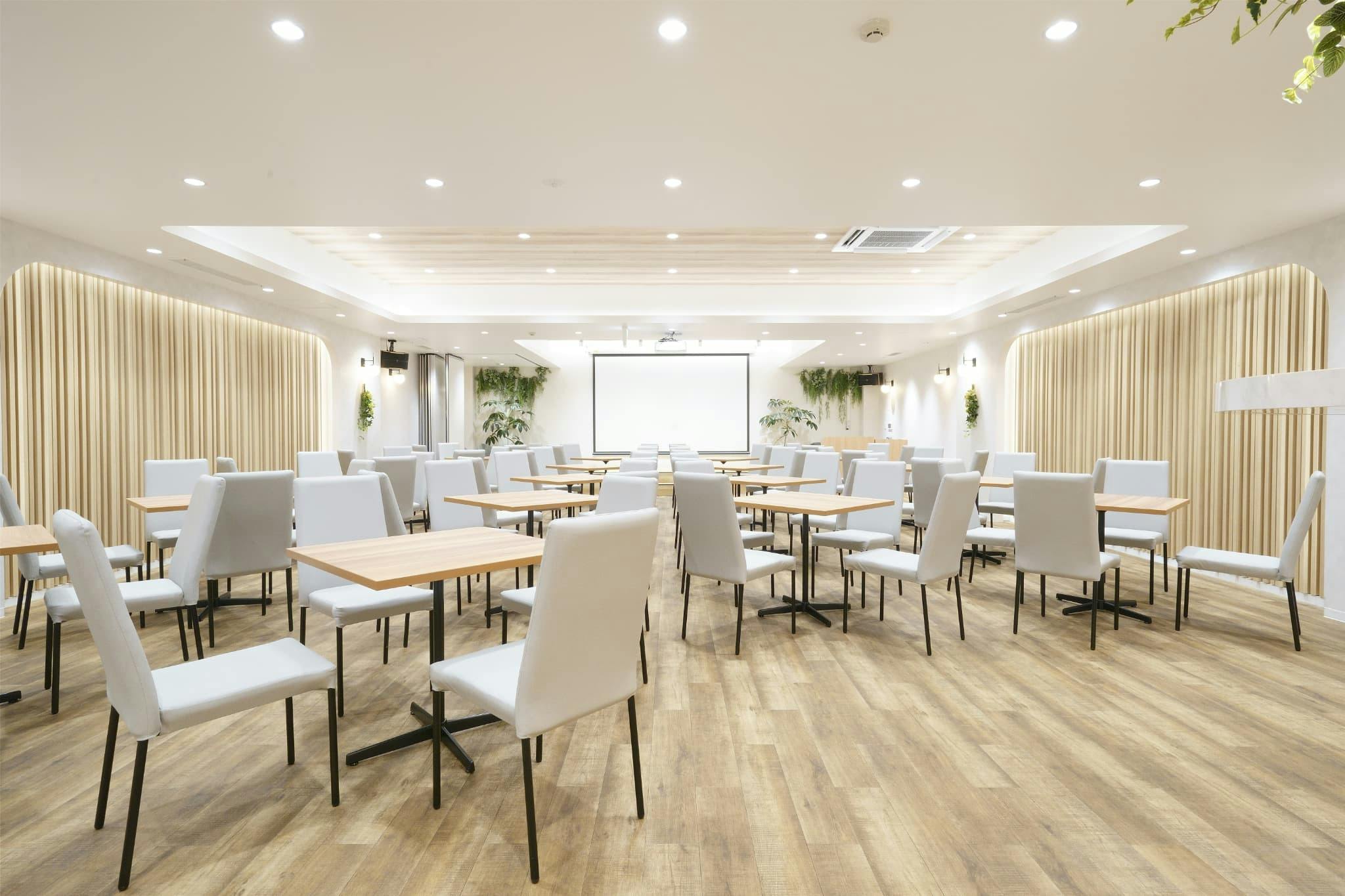 【表参道駅２分】パーティーやセミナーに適した白を基調とした明るい雰囲気な貸切スペース