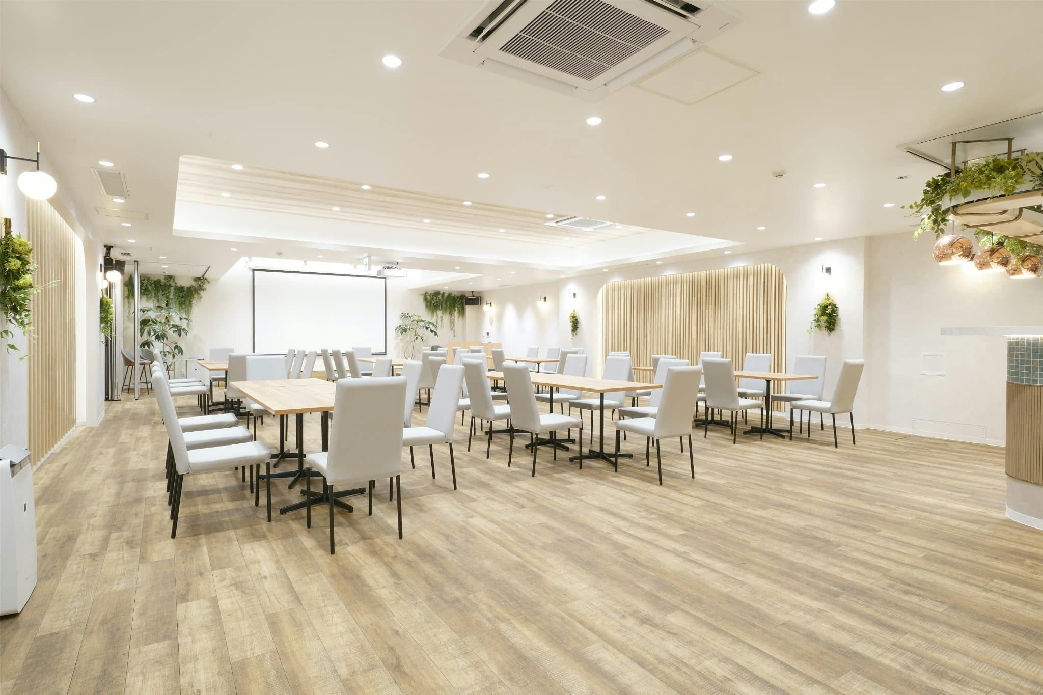 【表参道駅２分】パーティーやセミナーに適した白を基調とした明るい雰囲気な貸切スペース