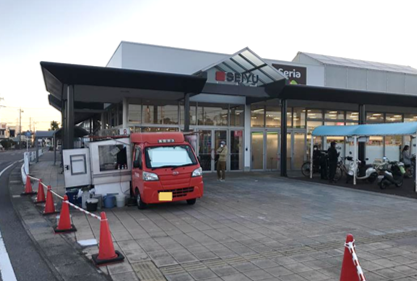 【西友　味岡店】店舗外 (入口横 屋根なし)　キッチンカー、お好み焼き・たいやき・クレープ など販売におすすめな屋外催事イベントスペース