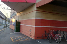 【フタバ図書TSUTAYA GIGA上安店】キッチンカーに最適な店舗入口前のイベントスペース