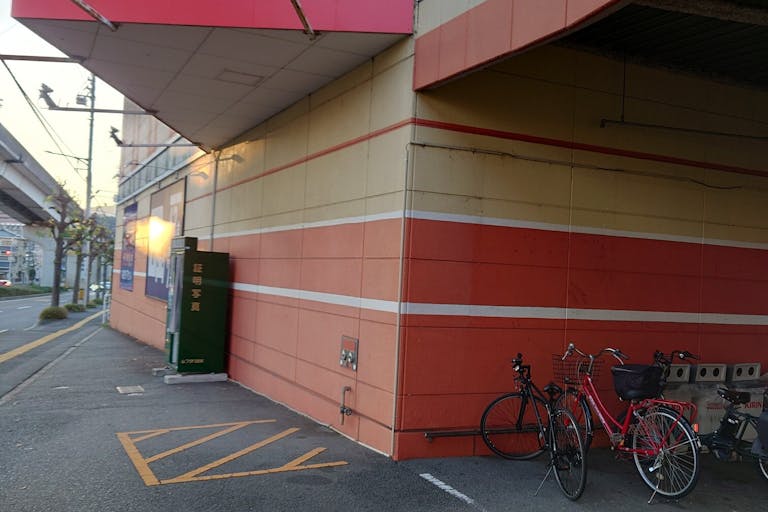 【フタバ図書TSUTAYA GIGA上安店】キッチンカーに最適な店舗入口前のイベントスペースの画像3