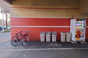 【フタバ図書TSUTAYA GIGA上安店】キッチンカーに最適な店舗入口前のイベントスペース