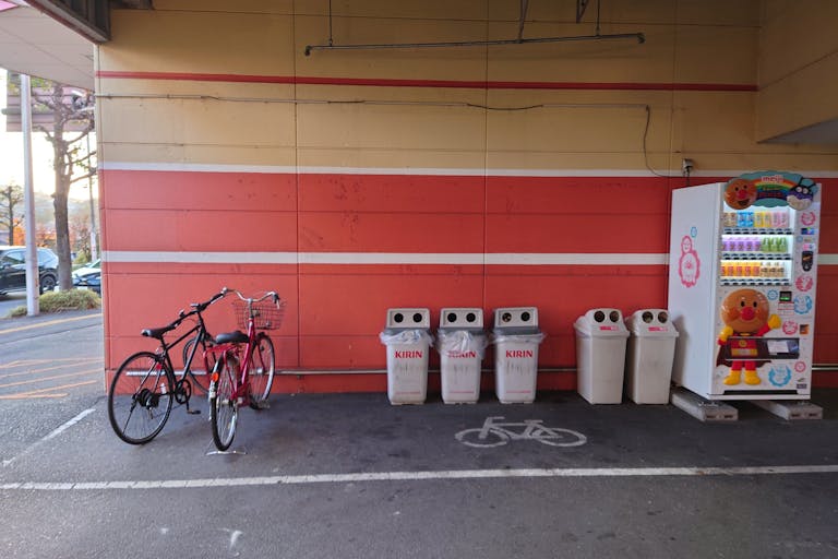 【フタバ図書TSUTAYA GIGA上安店】キッチンカーに最適な店舗入口前のイベントスペースの画像1