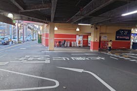 【フタバ図書TSUTAYA GIGA上安店】キッチンカーに最適な店舗入口前のイベントスペース