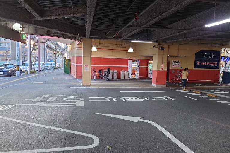 【フタバ図書TSUTAYA GIGA上安店】キッチンカーに最適な店舗入口前のイベントスペースの画像2