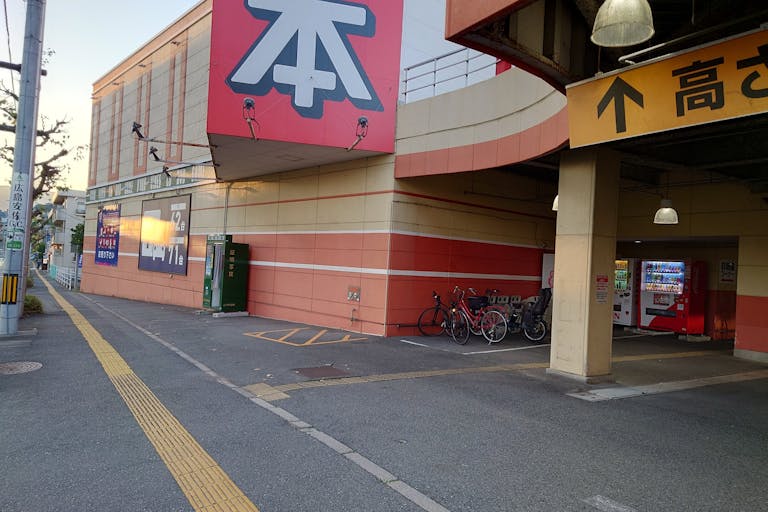 【フタバ図書TSUTAYA GIGA上安店】キッチンカーに最適な店舗入口前のイベントスペースの画像4