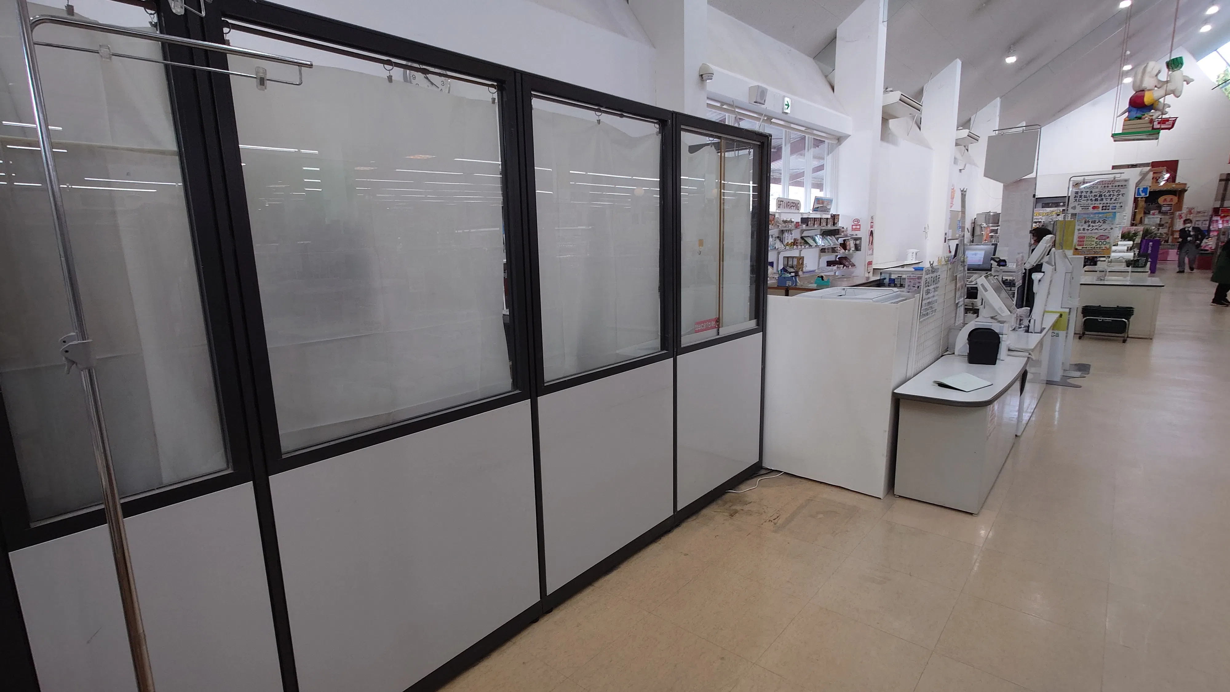 【タイヘイ吹上店】 プロモーション・物販に最適なレジ横パーテーション前のスペース