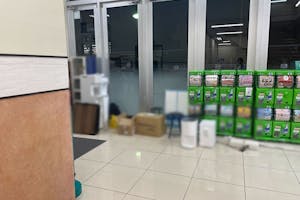 【いなげや大和高座渋谷店】各種プロモーションイベントに最適なスーパーマーケットの店内エレベーター前スペース