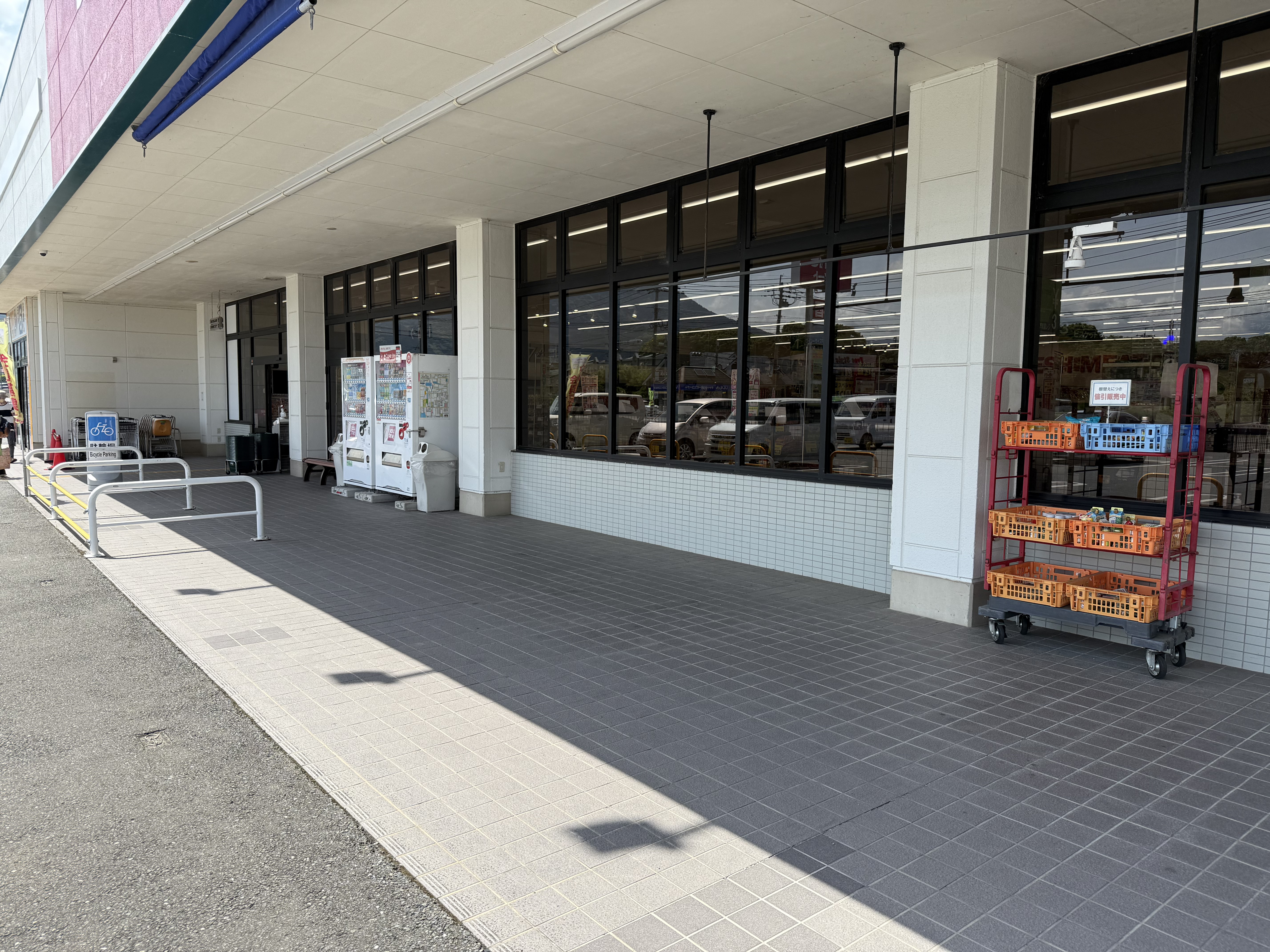 【ゆめマート 花瀬】屋外軒先　キッチンカーや販促プロモーションにおすすめな催事イベントスペース