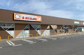 【サンフレッシュ狛田店】企業プロモーションイベントや物販に最適な地域密着型スーパー内ATM横の催事スペース