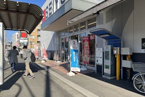 【西友 東大和店】1F入口前軒先 プロモーション用途や物販、食物販のポップアップストアに最適なスーパーの屋外催事イベントスペース