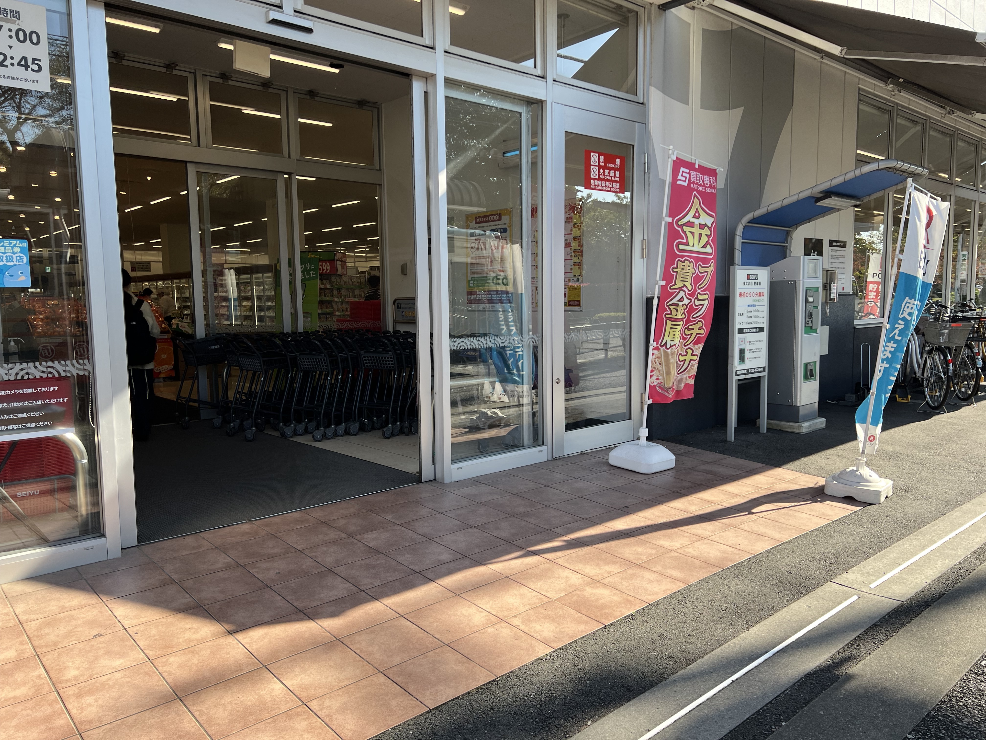 【西友　東大和店】1F入口前軒先　プロモーション用途や物販、食物販のポップアップストアに最適なスーパーの屋外催事イベントスペース