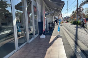 【西友 東大和店】1F入口前軒先 プロモーション用途や物販、食物販のポップアップストアに最適なスーパーの屋外催事イベントスペース