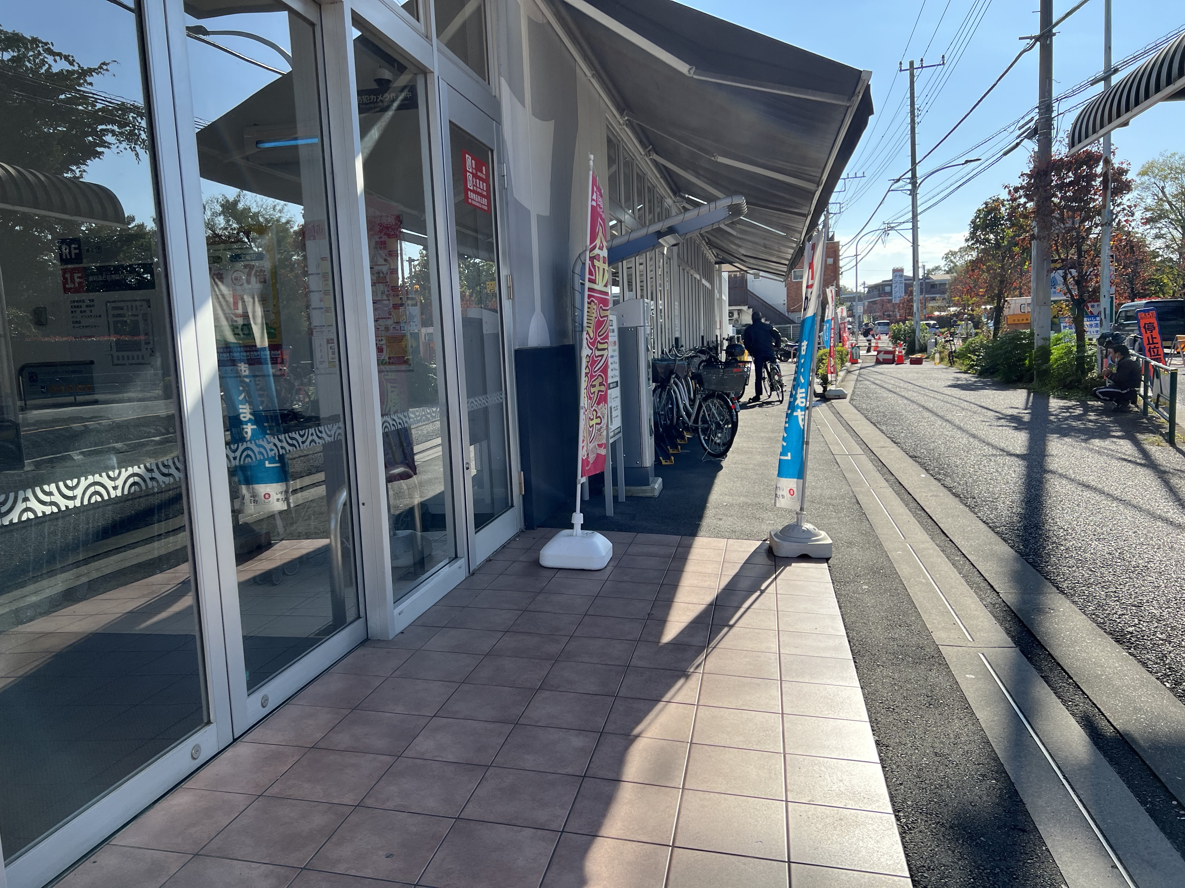 【西友　東大和店】1F入口前軒先　プロモーション用途や物販、食物販のポップアップストアに最適なスーパーの屋外催事イベントスペース