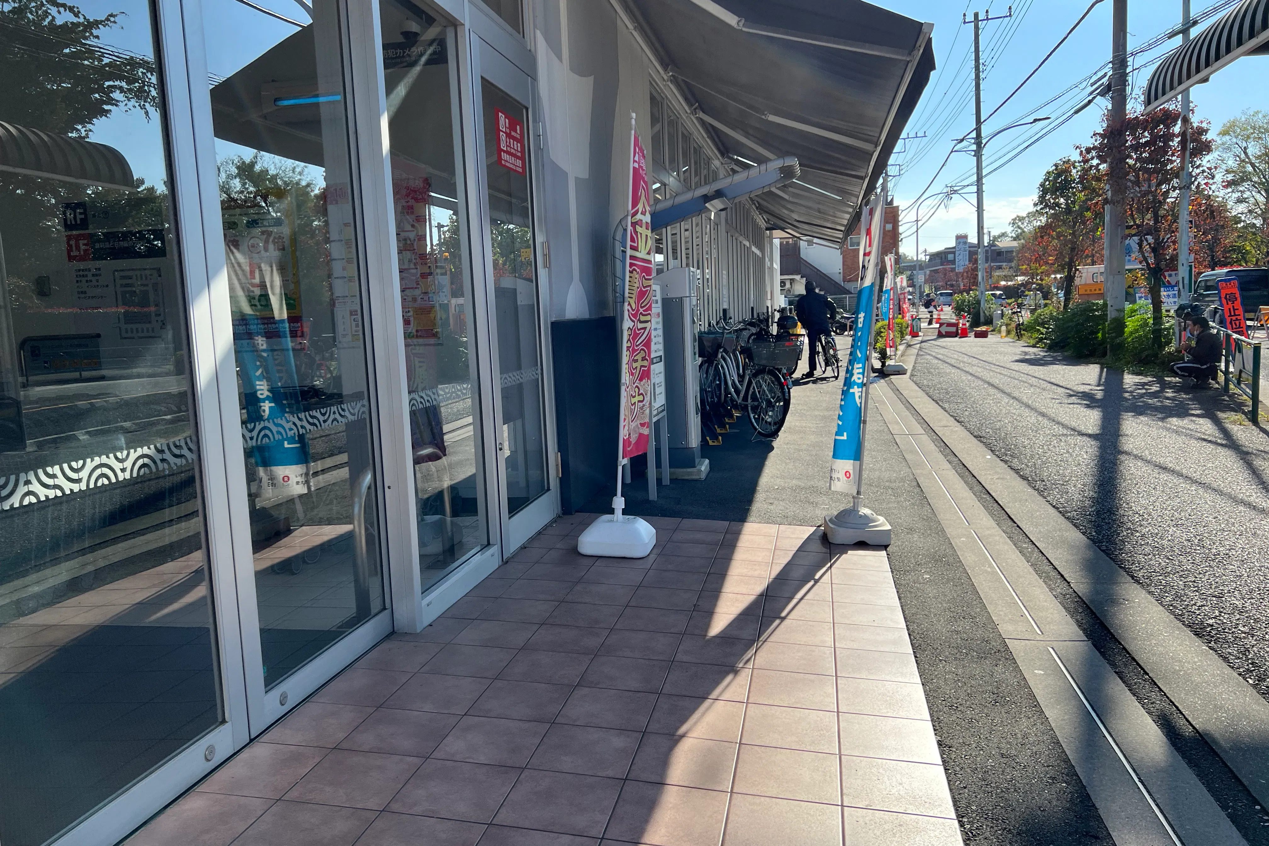 【西友 東大和店】1F入口前軒先 プロモーション用途や物販、食物販のポップアップストアに最適なスーパーの屋外催事イベントスペース