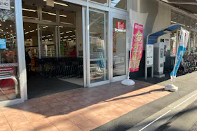 【西友 東大和店】1F入口前軒先 プロモーション用途や物販、食物販のポップアップストアに最適なスーパーの屋外催事イベントスペース