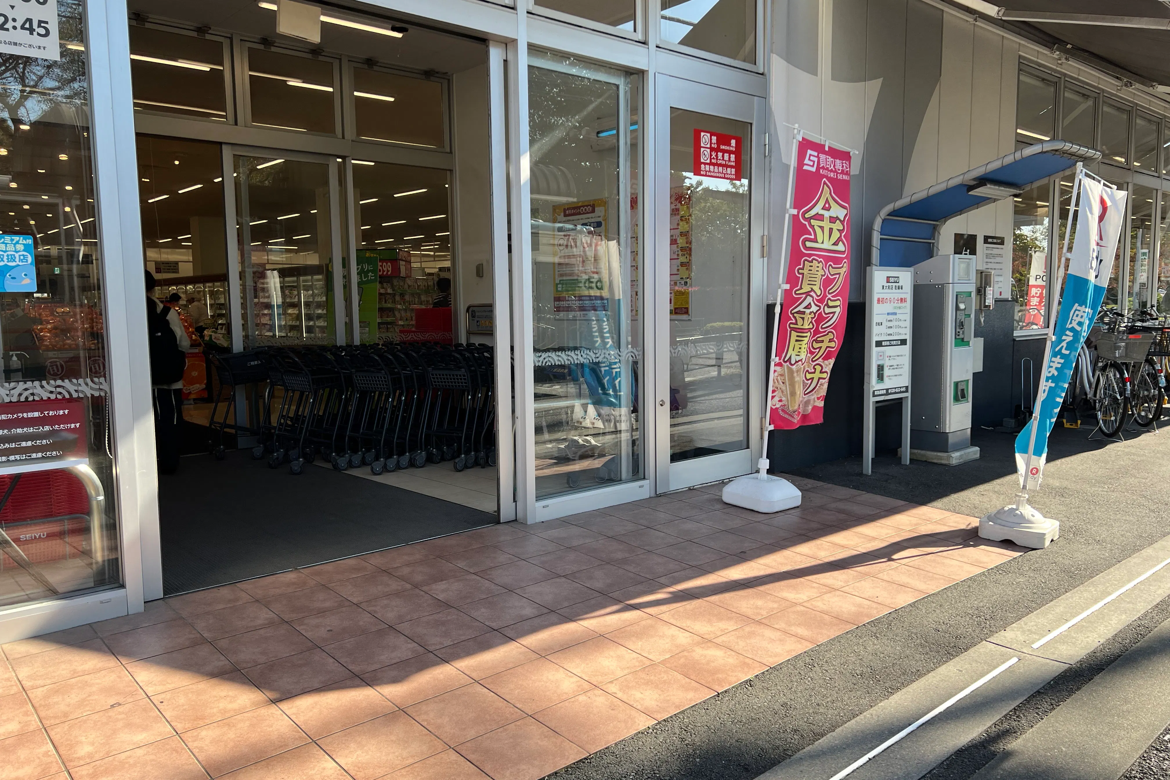 【西友 東大和店】1F入口前軒先 プロモーション用途や物販、食物販のポップアップストアに最適なスーパーの屋外催事イベントスペース