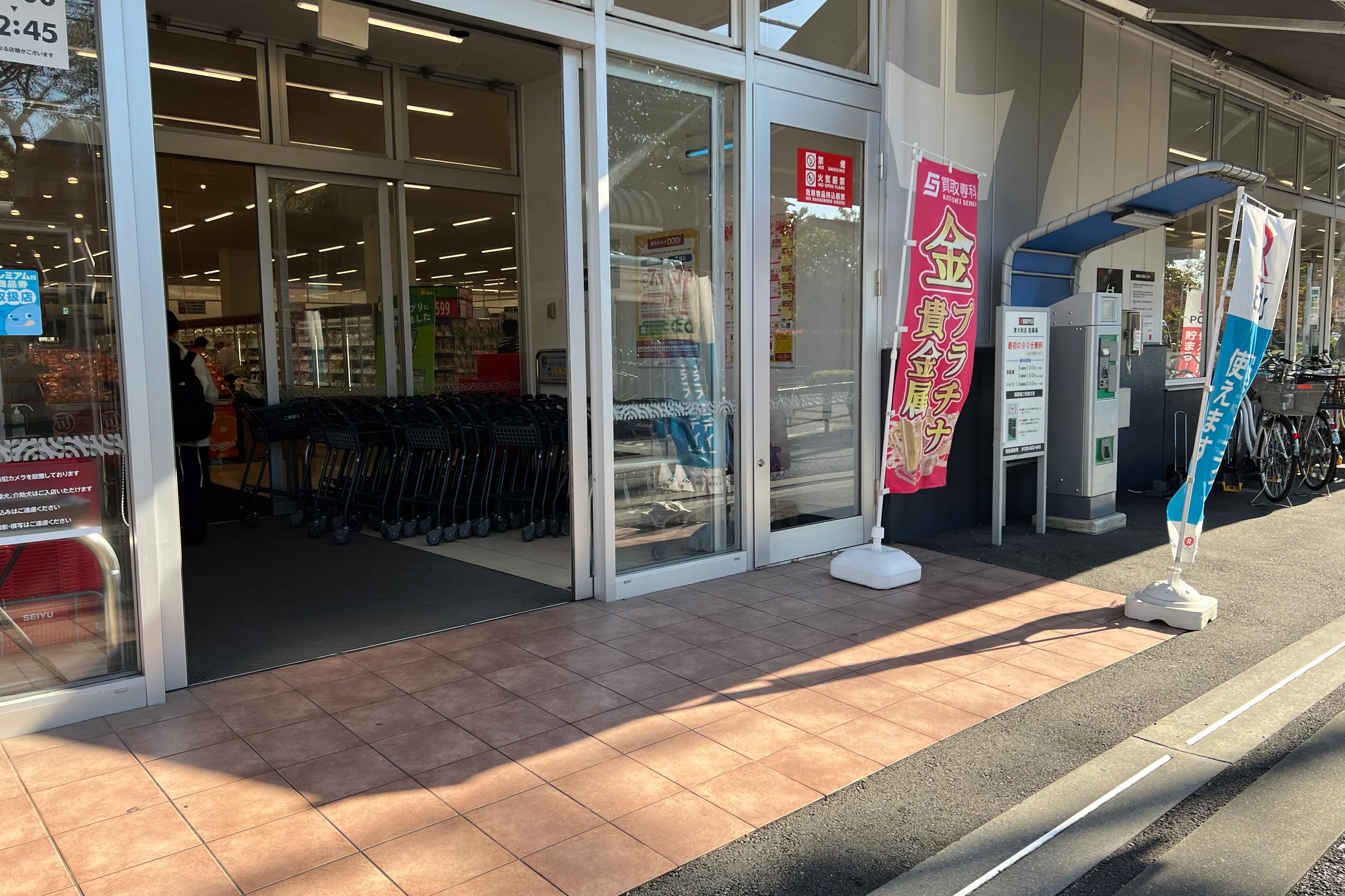 【西友 東大和店】1F入口前軒先 プロモーション用途や物販、食物販のポップアップストアに最適なスーパーの屋外催事イベントスペース