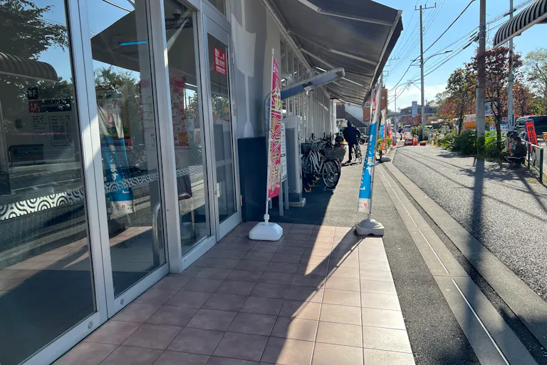 【西友 東大和店】1F入口前軒先 プロモーション用途や物販、食物販のポップアップストアに最適なスーパーの屋外催事イベントスペースの画像4