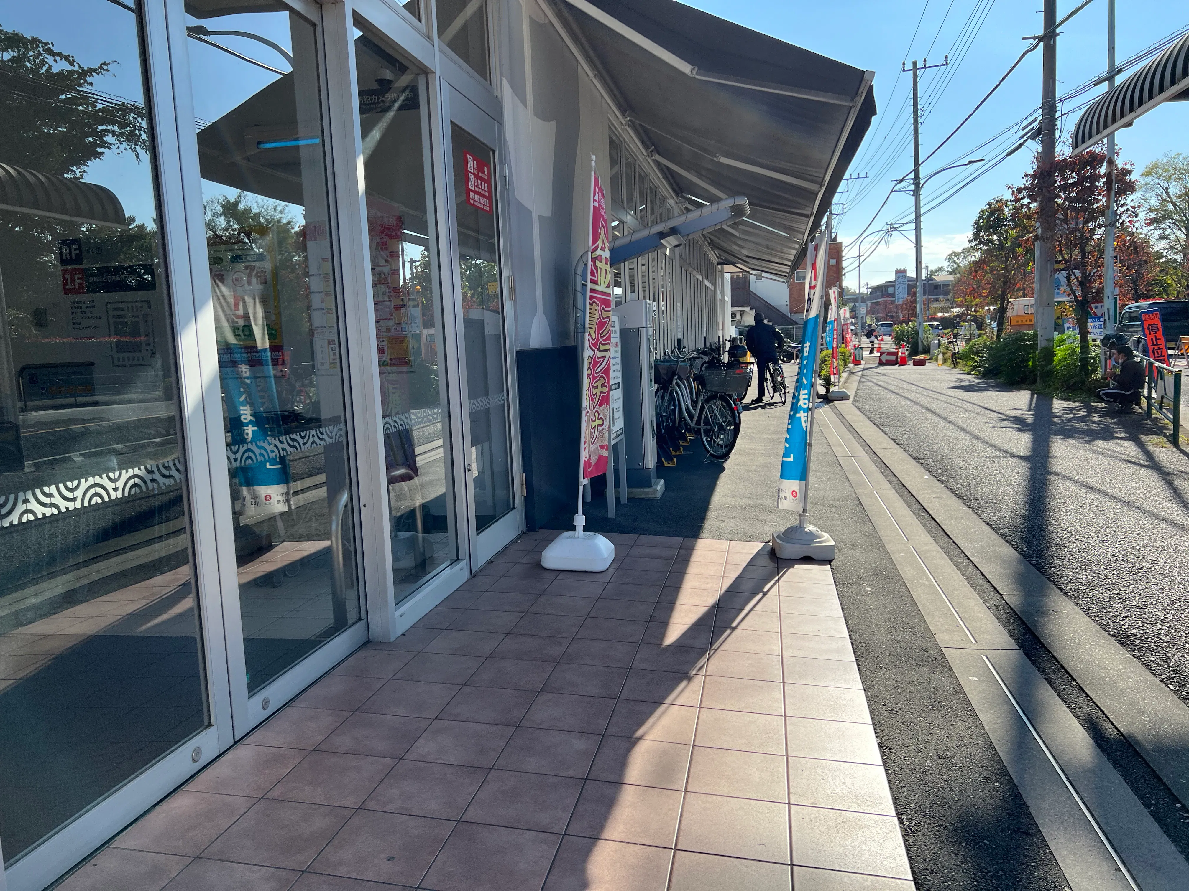 【西友　東大和店】1F入口前軒先　プロモーション用途や物販、食物販のポップアップストアに最適なスーパーの屋外催事イベントスペース