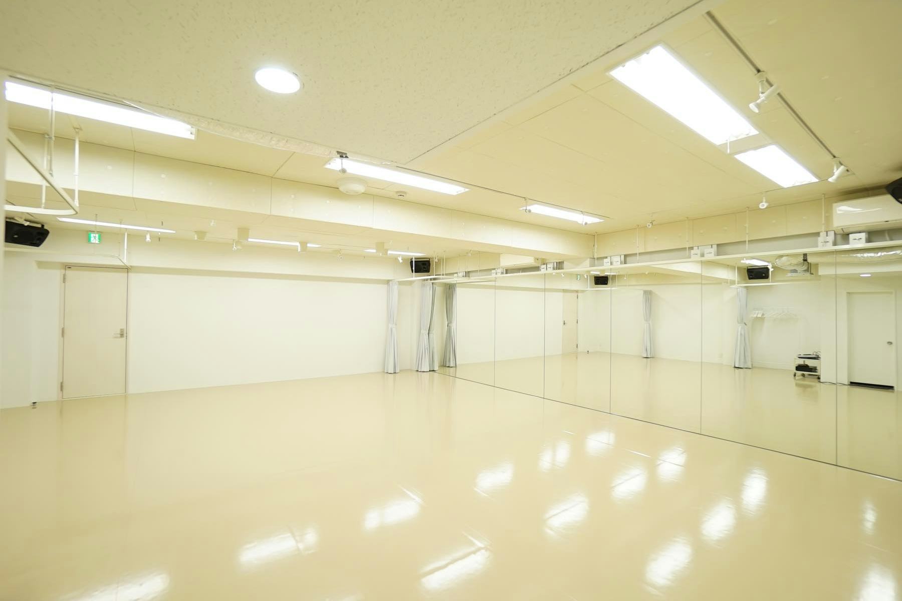 【渋谷駅3分】音響・照明を完備！白を貴重としたシンプルな多目的レンタルスタジオ