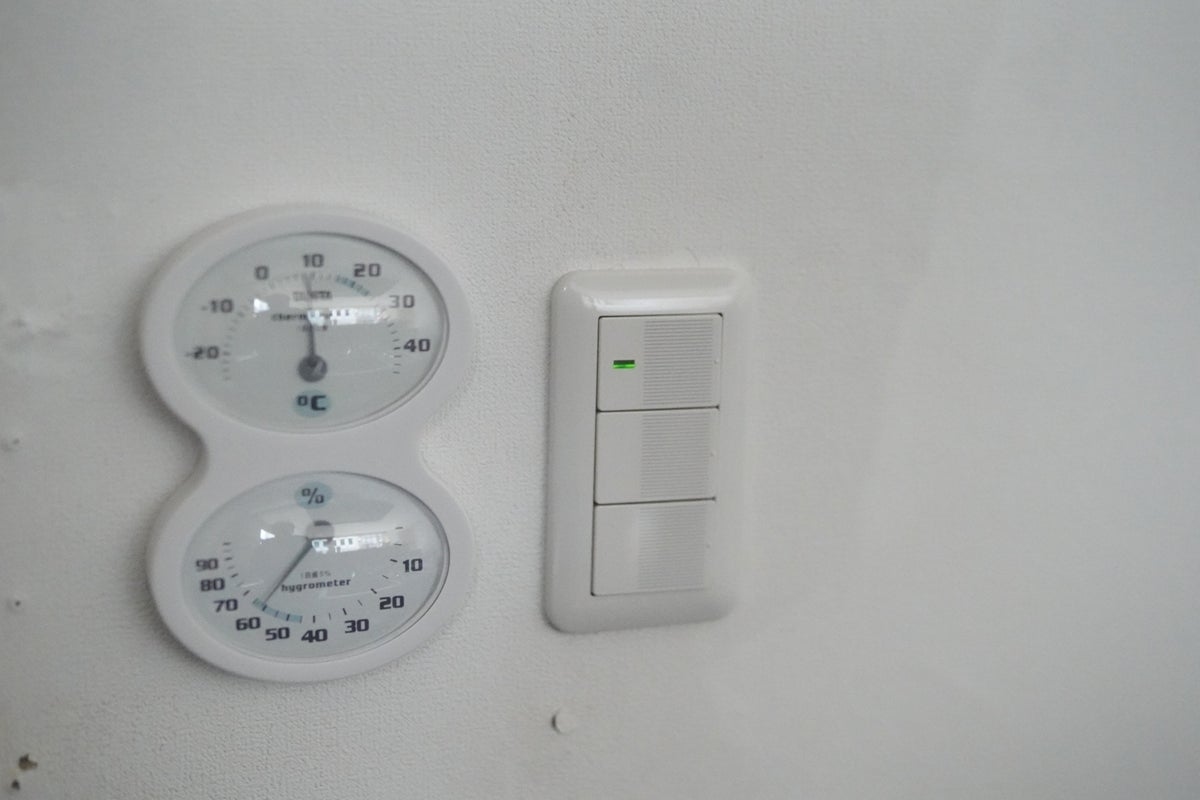 温度計と湿度計もすぐに確認できる位置にあります。
