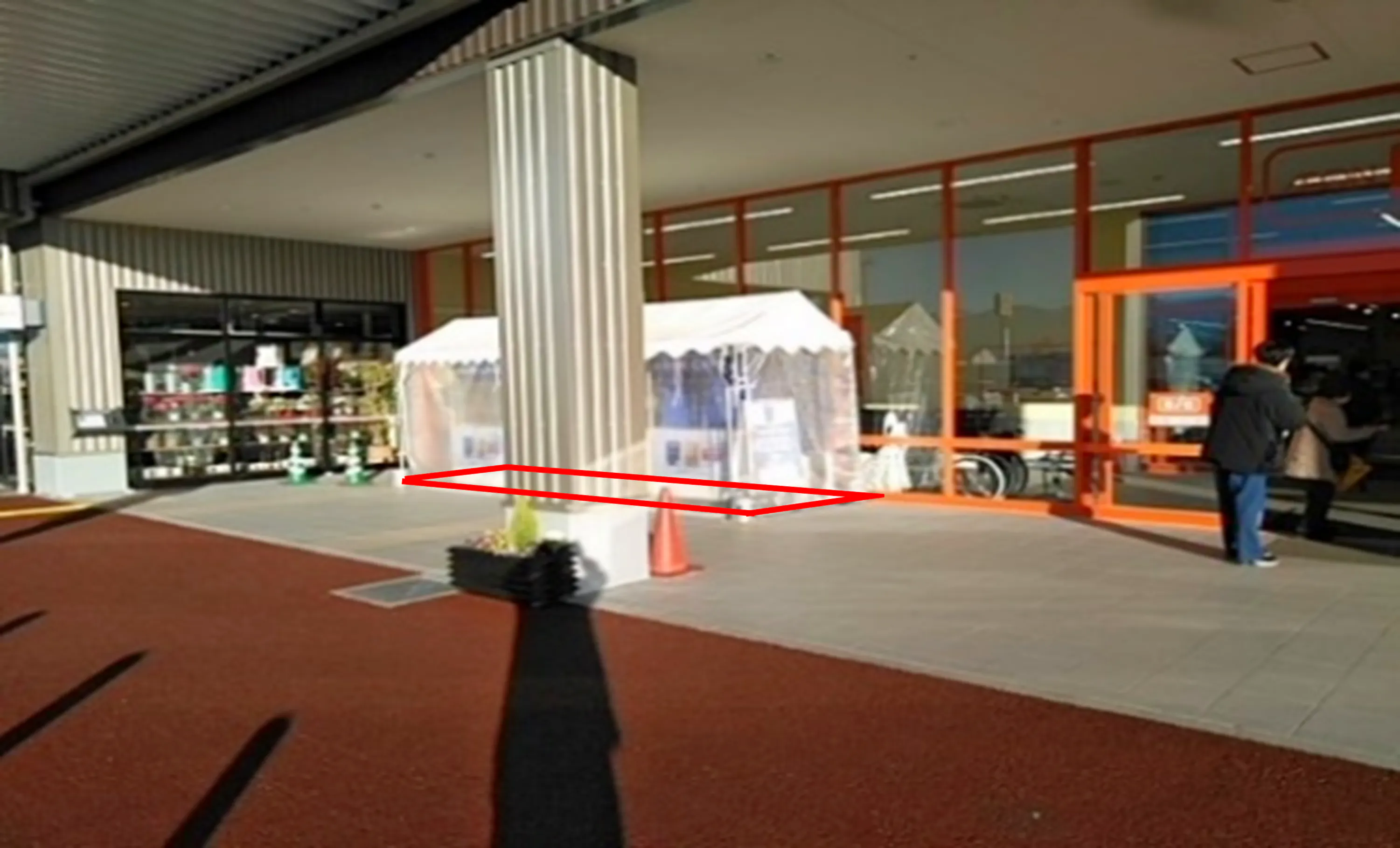 【イオンタウン松本村井】各種物販イベントやプロモーションイベントに最適な通行量の多い商業施設入口軒下のイベントスペース