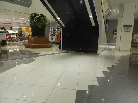 【イオンモール岡山】1F未来エスカレーター下