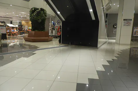 【イオンモール岡山】1F未来エスカレーター下