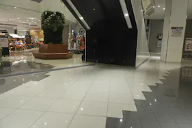 【イオンモール岡山】1F未来エスカレーター下