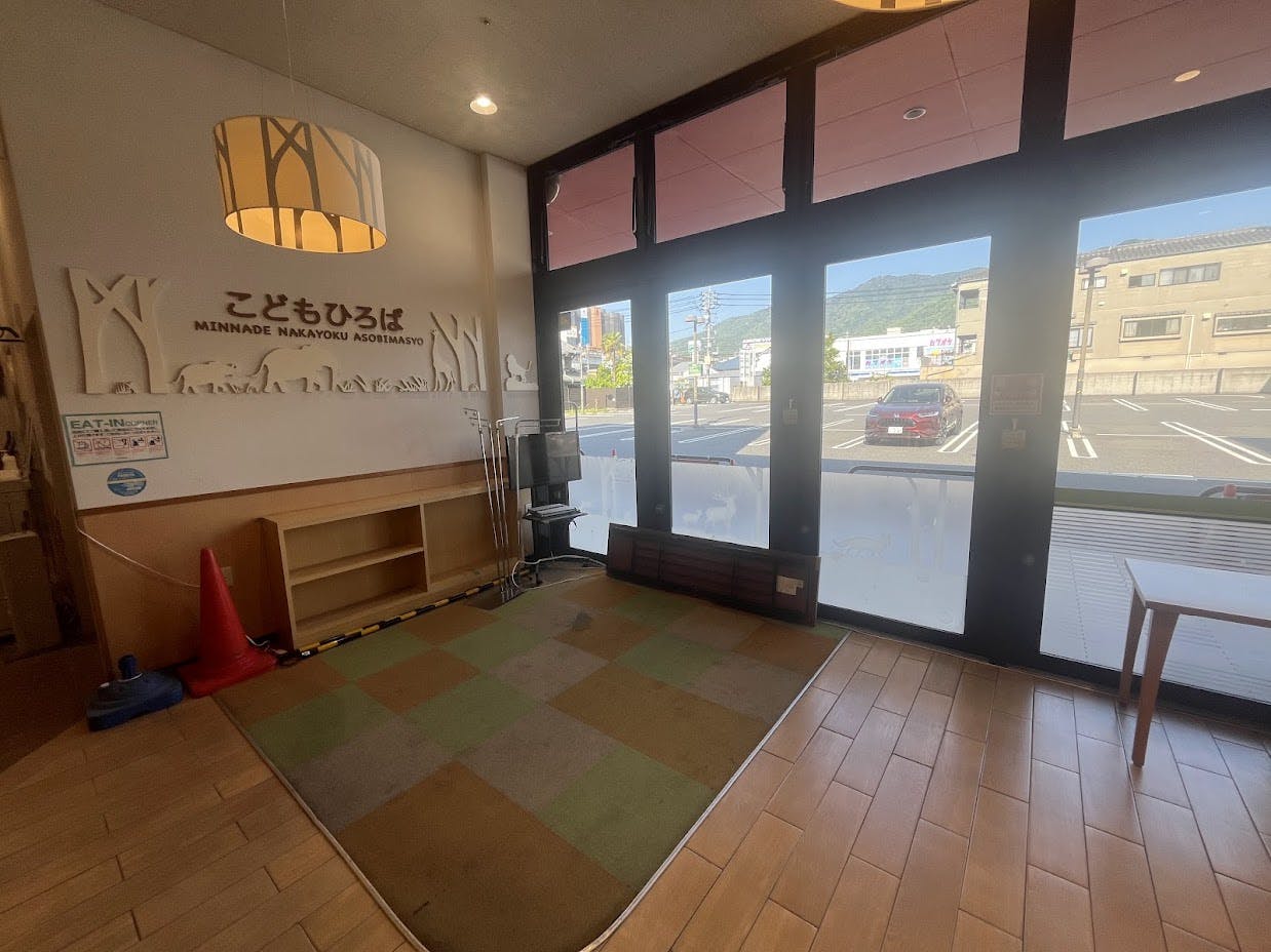 【フレスタ波出石店】プロモーションに最適な店内イートインスペースの画像