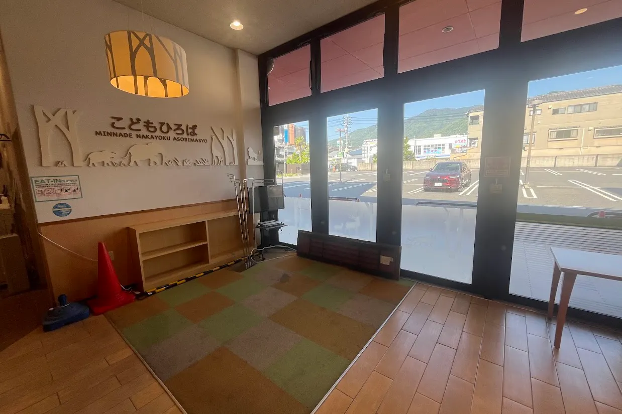 【フレスタ波出石店】プロモーションに最適な店内イートインスペース