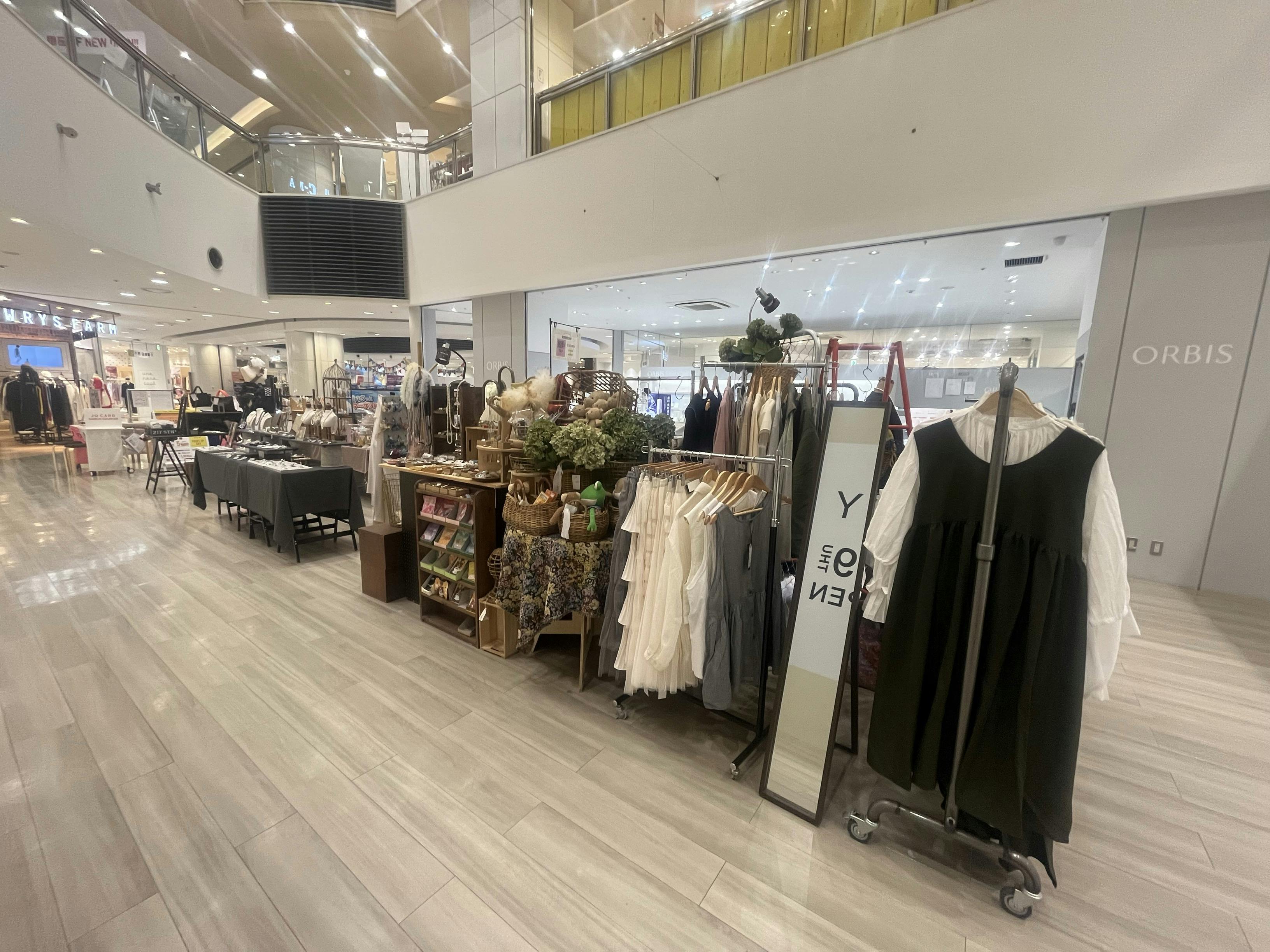 【アミュプラザ鹿児島】ファッション関係の雑貨やコスメ、アパレル商品の物販催事に適したコンパクトなイベントスペース（2F郵便局側エスカレーター近く）の画像