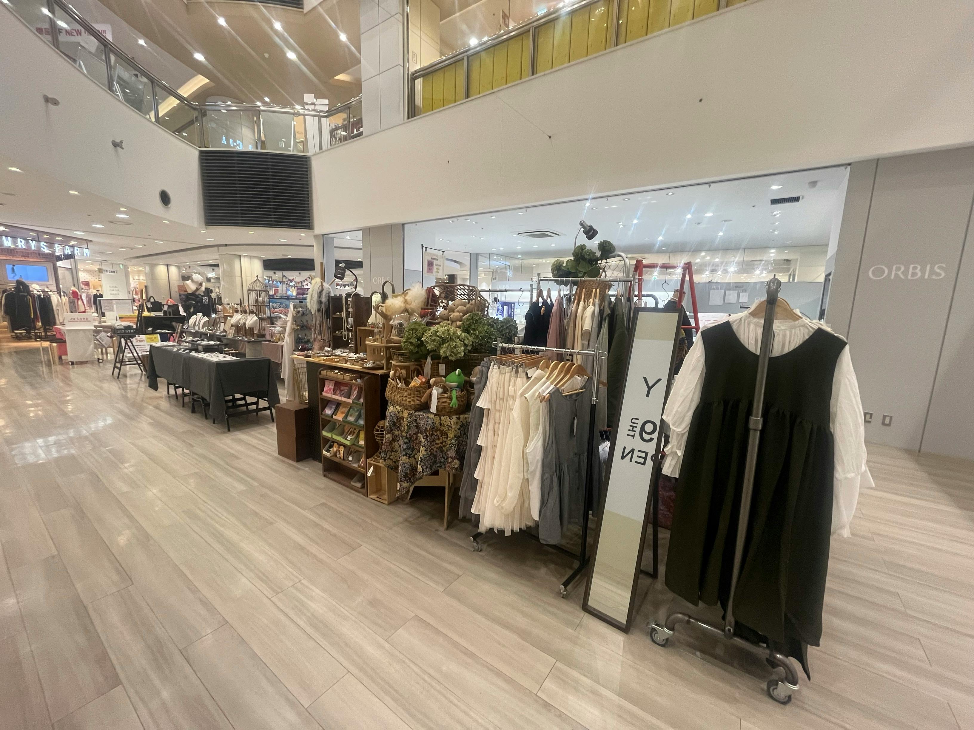 【アミュプラザ鹿児島】ファッション関係の雑貨やコスメ、アパレル商品の物販催事に適したコンパクトなイベントスペース（2F郵便局側エスカレーター近く）の画像