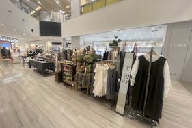 【アミュプラザ鹿児島】ファッション関係の雑貨やコスメ、アパレル商品の物販催事に適したコンパクトなイベントスペース(2F郵便局側エスカレーター近く)