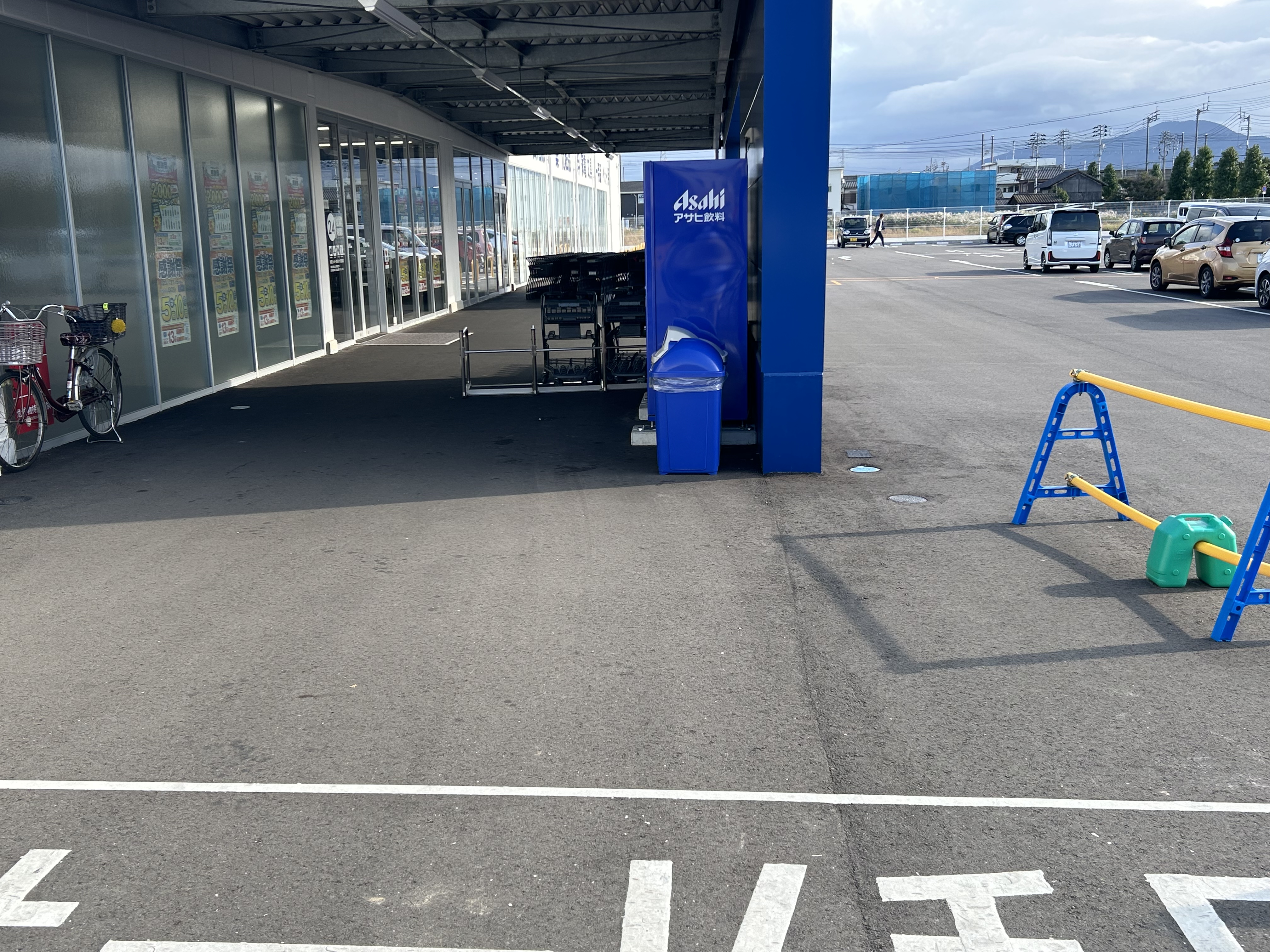 【スーパーセンタートライアル丸亀店】屋外正面左（キッチンカー/ テント）