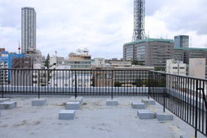 【曙橋駅3分】MV等の商用撮影に適した大都会新宿の街並みが望めるスタジオ屋上にあるスペース