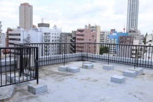 【曙橋駅3分】MV等の商用撮影に適した大都会新宿の街並みが望めるスタジオ屋上にあるスペース