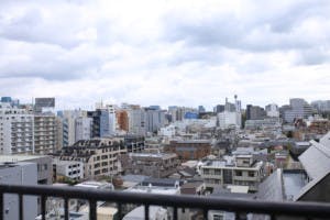 【曙橋駅3分】MV等の商用撮影に適した大都会新宿の街並みが望めるスタジオ屋上にあるスペース