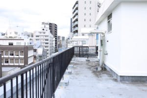 【曙橋駅3分】MV等の商用撮影に適した大都会新宿の街並みが望めるスタジオ屋上にあるスペース