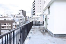 【曙橋駅3分】MV等の商用撮影に適した大都会新宿の街並みが望めるスタジオ屋上にあるスペース