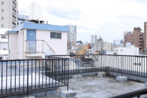 【曙橋駅3分】MV等の商用撮影に適した大都会新宿の街並みが望めるスタジオ屋上にあるスペース