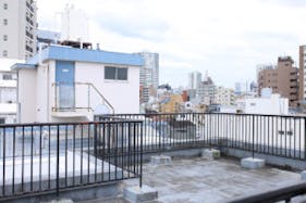 【曙橋駅3分】MV等の商用撮影に適した大都会新宿の街並みが望めるスタジオ屋上にあるスペース