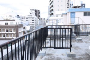 【曙橋駅3分】MV等の商用撮影に適した大都会新宿の街並みが望めるスタジオ屋上にあるスペース