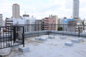 【曙橋駅3分】MV等の商用撮影に適した大都会新宿の街並みが望めるスタジオ屋上にあるスペース